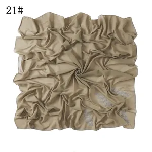 Khakikleurige chiffon vierkante hoofddoek met strass blad details en glinsterende rand.