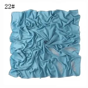 Chiffon sjaal detail, lichtblauwe hoofddoek met strass veren en kristallen rand.