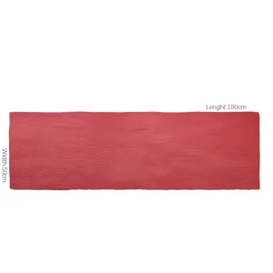 Vista dettagliata della sciarpa lunga in chiffon plissettato rosso con finitura glitterata.
