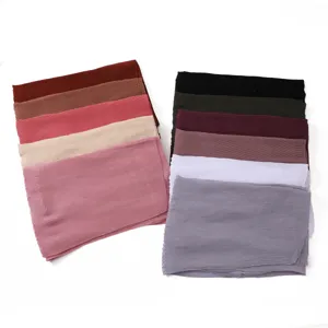 Dettagli dell'hijab in chiffon plissettato luccicante, scialle morbido e traspirante da donna.