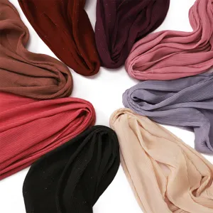 Vista dettagliata sciarpe chiffon plissettato glitterato colori vari moda donna chic.