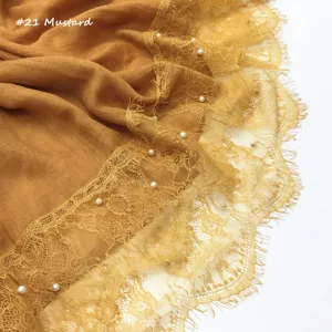 Mosterdkleurige katoen linnen sjaal met elegante kantrand en parels voor dames mode.