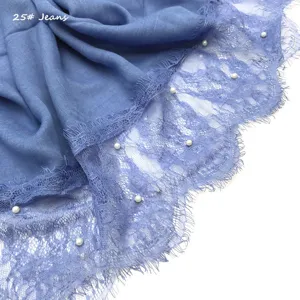 Blauwe katoen-linnen sjaal met delicate kantrand en parels, elegant mode-accessoire.