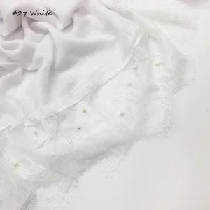 Witte katoenen linnen sjaal met delicate kantrand en parelversiering voor dames.