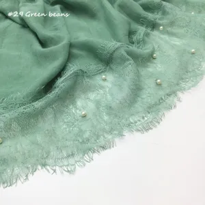 Groene kantten sjaal met parelfranje, elegante katoenmix omslagdoek voor dagelijks.