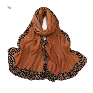 Foulard long plissé avec bord imprimé léopard élégant et texture douce automne.