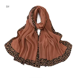Vue detaillee du foulard plisse automne hiver avec centre uni et bordure leopard chic.