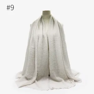 Vista dettagliata di sciarpa hijab stropicciata tinta unita, consistenza leggera, stile con frange.