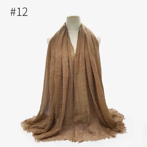 Sciarpa stropicciata tinta unita da donna, scialle drappeggiato leggero per uso quotidiano.