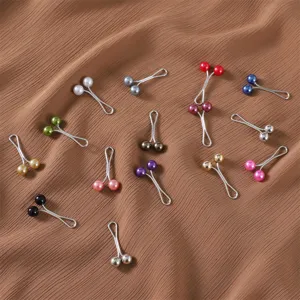 Detailansicht von bunten Perlen U-formigen Hijab-Nadeln und dekorativen modischen Schalclips.