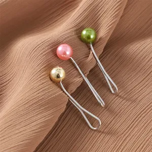 Detailansicht bunter Perlen U-Form Nadeln, elegante Metall-Hijab-Clips für den Alltag.