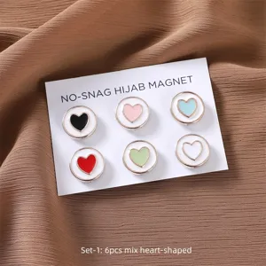 Set mit 6 bunten herzförmigen Hijab Magneten, dekorative Magnetnadeln für Schals und Tücher.
