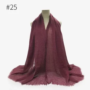Vista dettagliata della sciarpa hijab stropicciata in cotone TR rosso scuro con frange.