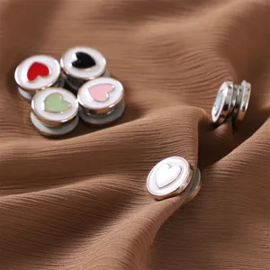 Süße runde Herz Magnet Brosche Pins für Damen Kleidung Schal Manschetten Detailansicht