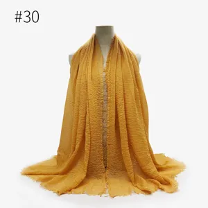 Sciarpa hijab scialle stropicciata in cotone TR monocolore da donna con eleganti frange.