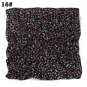 Foulard carre imprime cœurs en mousseline, accessoire de mode elegant pour femmes.
