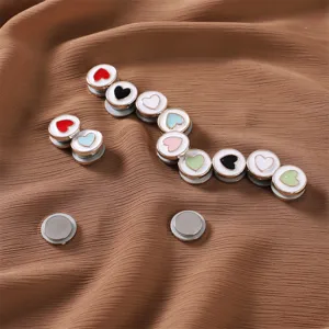 Niedliche Herz Magnet Brosche Knöpfe für Schals und Manschetten. Schöne Detailansicht.