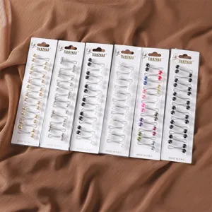 Detailansicht farbiger Perlen U-förmiger Hijab-Stecknadeln, sichere Schalclips, 12 Stück pro Karte.