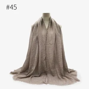 Sciarpa stropicciata di colore unito da donna, scialle leggero in cotone TR vista dettagli.