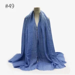 Blu foulard hijab stropicciato in cotone TR, elegante scialle con frange per donna.