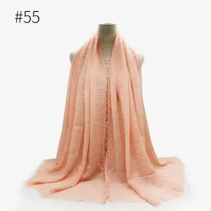 Vista dettagliata di sciarpa leggera stropicciata monocolore da donna con bordi a frange.