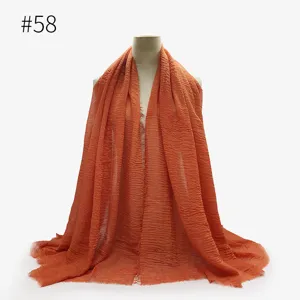 Sciarpa stropicciata arancione con frange da donna, scialle leggero ed elegante accessorio.