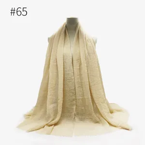 Sciarpa scialle tinta unita stropicciata con frange foulard donna dettaglio elegante