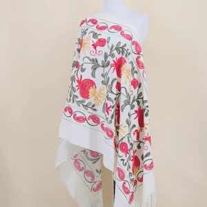 Detailopname van de geborduurde granaatappel bloemensjaal met prachtig etnisch patroon.