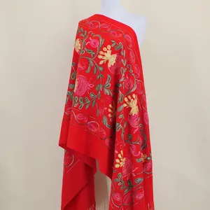 Rode geborduurde kasjmier-look omslagdoek met granaatappel patroon, etnische warme sjaal.