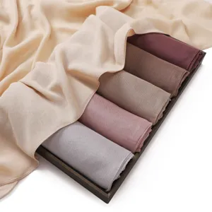 Vue détaillée écharpe châle hijab femme modal unicolore, rouleaux de tissu doux respirant.