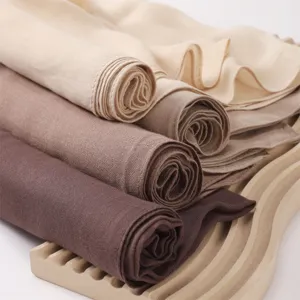 Foulard châle hijab pour femme uni modal fin respirant haute qualité vue détaillée.