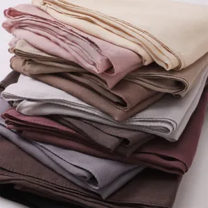 Vue détaillée de foulards hijabs femme en modal léger uni respirant empilés avec soin.