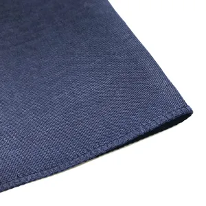 Primer plano de detalle de tela azul oscuro que muestra textura tejida fina y borde acabado.