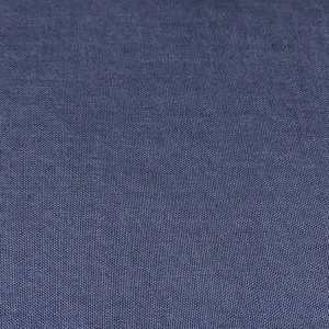 Primer plano del tejido de bufanda de hilo bali azul oscuro, material suave y transpirable.