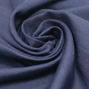 Detalle de bufanda de tela de voile azul oscuro que muestra textura suave y fina.