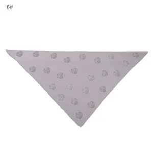 Detailaufnahme eines grauen Modaldreieckstuches mit glitzernden Strass-Rosenmustern.