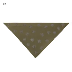 Detailansicht des Modal-Dreiecktuchs mit Strassrosenmuster, weicher und elastischer Stoff.