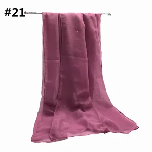 Detalle en primer plano de la bufanda de viscosa con purpurina malva, con caída suave.
