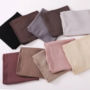 Vue détaillée du foulard modal léger montrant la texture douce du tissu et des bords propres.