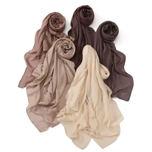 Détail de foulard hijab respirant uni en modal montrant un tissu doux et des options terreuses.