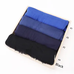 Foulard froissé uni en rayonne pour femme, écharpe douce respirante à franges sur plateau bois.