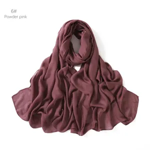 Foulard hijab en modal doux en rose poudre. Vue détaillée du tissu léger et respirant.