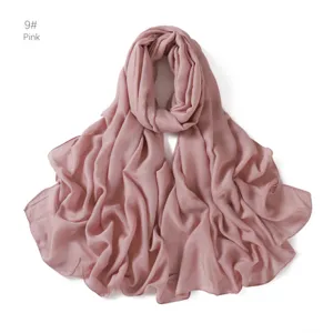Vue détaillée d'un foulard modal rose léger montrant un beau tombé et un tissu doux et aéré.