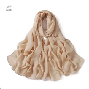 Vue détaillée de l'écharpe en modal nude doux, avec des bords fins et un tissu léger et aéré.