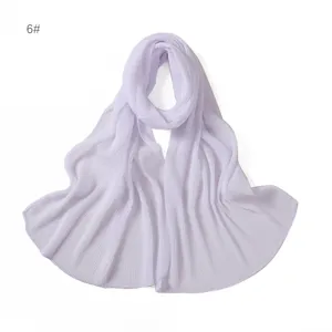 Dettaglio sciarpa in chiffon plissato lavanda, tessuto morbido traspirante con argento.