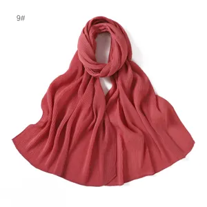 Sciarpa lunga in chiffon plissettato tinta unita con punti argento scintillanti, morbida e traspirante.