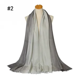 Vista detallada de bufanda de viscosa degradada metálica suave, chal largo y elegante para mujer.