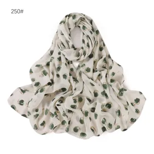 Vista dettagliata della sciarpa in chiffon con stampa floreale, tessuto leggero.
