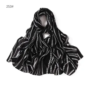 Elegante foulard lungo in chiffon a pois neri e bianchi da donna vista dettaglio.