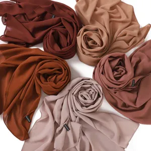 Vista dettagliata del foulard in chiffon tinta unita, mostra consistenza morbida e cuciture.